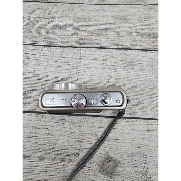 Panasonic LUMIX DMC-TZ4 8.1MP Digital Camera Silver With Battery And Charger - Picture 4 of 11